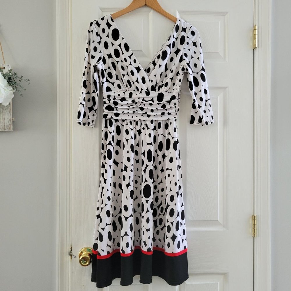 Sandra Darren Womens dress White and Black V neck Ruched waist size 10 - Picture 7 of 7